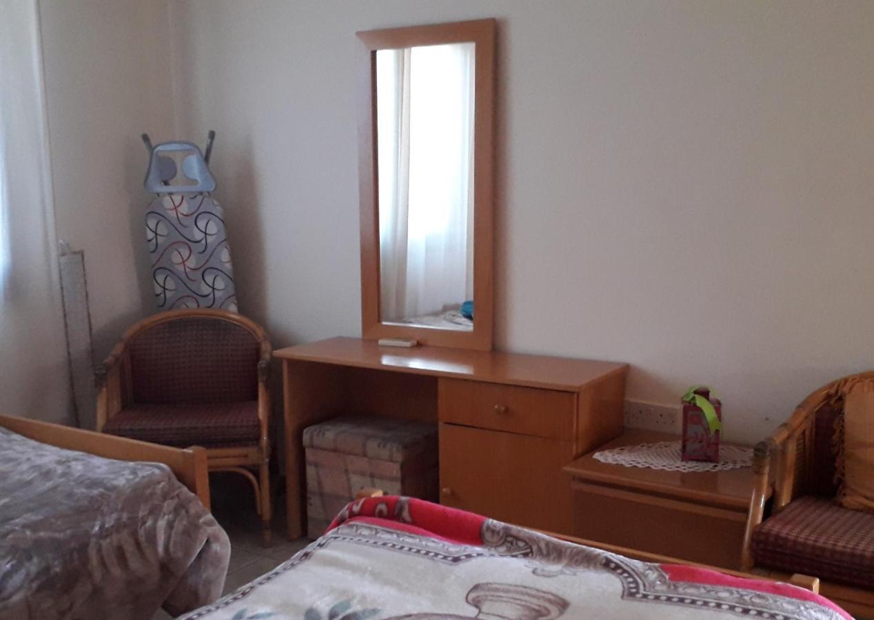 Natasha'S Apartments Пафос Екстер'єр фото